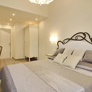 *** Guest house In Chic - No Ztl - Free Parking - Old At 10min By Walk Italy